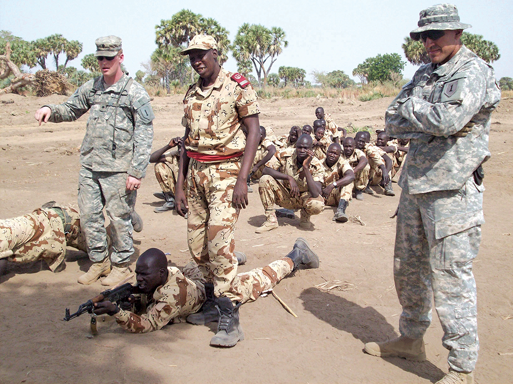 Des soldats tchadiens participent à un exercice de tir réel dans le cadre d’une formation au maintien de la paix de 32 jours qui les a préparés à la Mission multidimensionnelle intégrée des Nations Unies pour la stabilisation au Mali. ARMÉE AMÉRICAINE