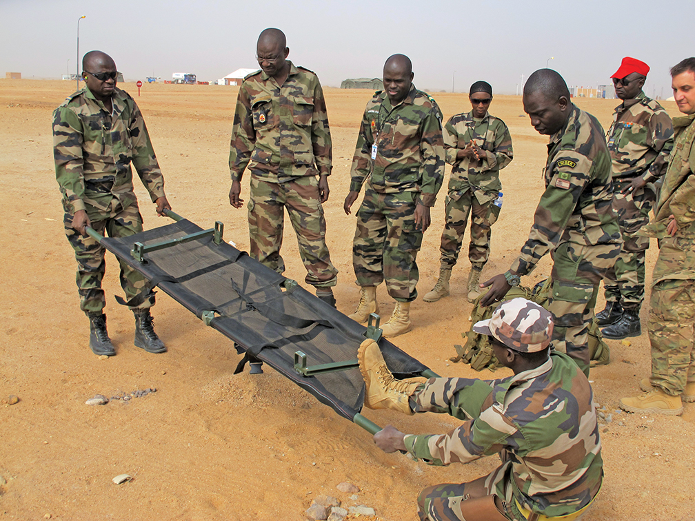 Des soldats nigériens (à droite) préparent un brancard au cours de la formation à l’évacuation médicale. [PERSONNEL D’ADF]