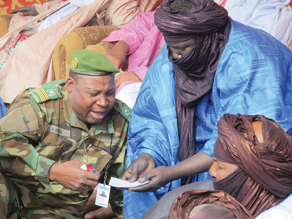 Le colonel Dari Noma de l’armée nigérienne s’entretient avec Oumarou Ibrahim Oumarou, le sultan de l’Aïr, dans le village de Gofat, au cours d’un programme d’action civique médicale, le 27 février 2014. Durant l’exercice, les organisateurs ont insisté sur les relations réciproques nouées entre les militaires et les civils. [PERSONNEL D’ADF]