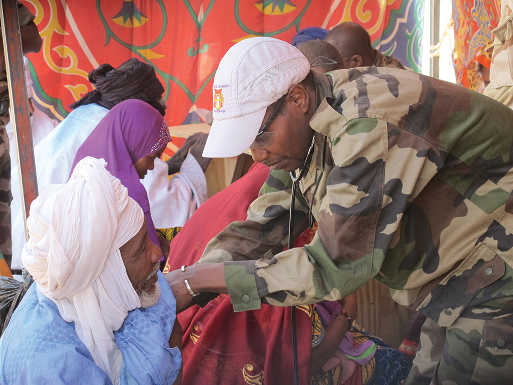 Un assistant médical nigérien contrôle les signes vitaux d’un patient au service de consultations externes, à Gofat. [PERSONNEL D’ADF]