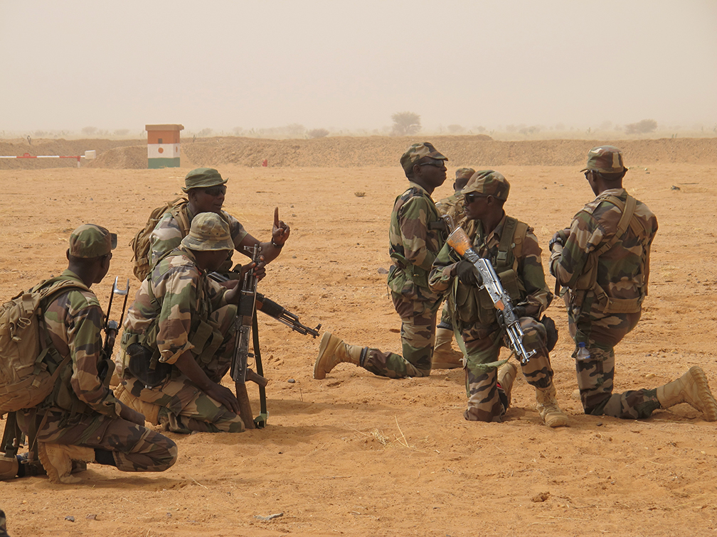 Nigerien Soldiers practice military drills at the Flintlock base in Agadez. [ADF STAFF]