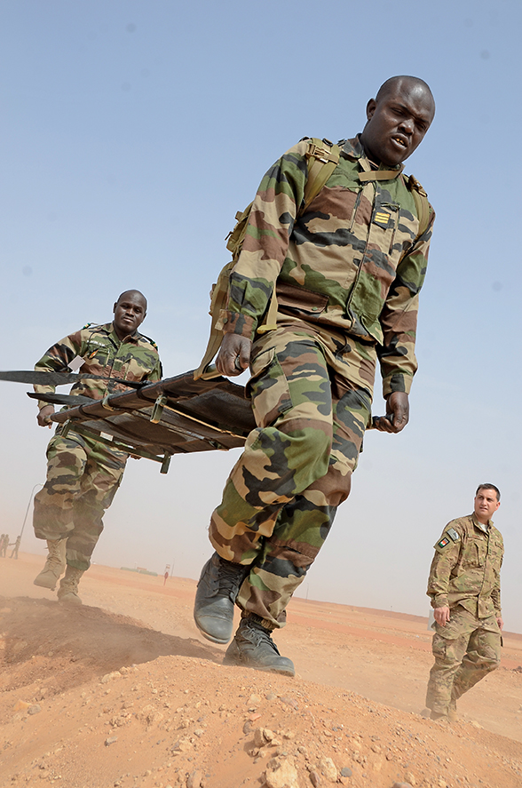 Ci-dessus, les membres de l’équipe nigérienne d’évacuation médicale effectuent un parcours de développement de la confiance à Agadez, le 26 février 2014. La formation faisait partie de l’exercice Flintlock 2014. [SOLDAT SPECIALISTE TIMOTHY CLEGG/ARMEE AMERICAINE ]