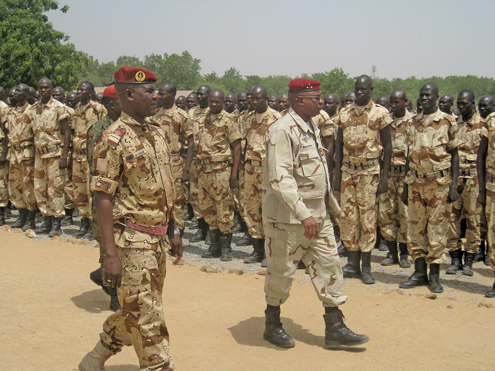 Le général Brahim Saïd Mahamat, chef de l’état major de l’armée tchadienne, assiste à la cérémonie de fin de la formation au maintien de la paix de 32 jours qui a préparé des soldats tchadiens à la Mission multidimensionnelle intégrée des Nations Unies pour la stabilisation au Mali.