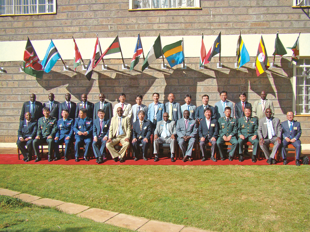 Le commandant et les membres de la faculté de l’École de la Défense nationale du Kenya posent avec une délégation de l’Académie de défense coréenne en 2013. 