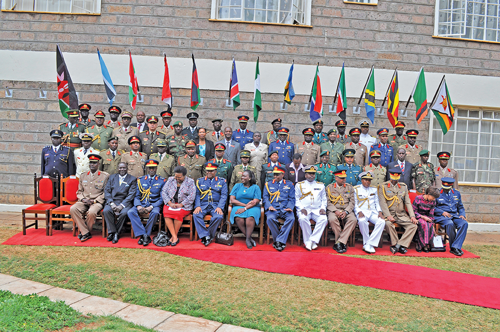 Des drapeaux de tous les pays d’Afrique sont déployés au cours de la cérémonie de remise des diplômes en 2013 à l’École de la Défense nationale du Kenya.