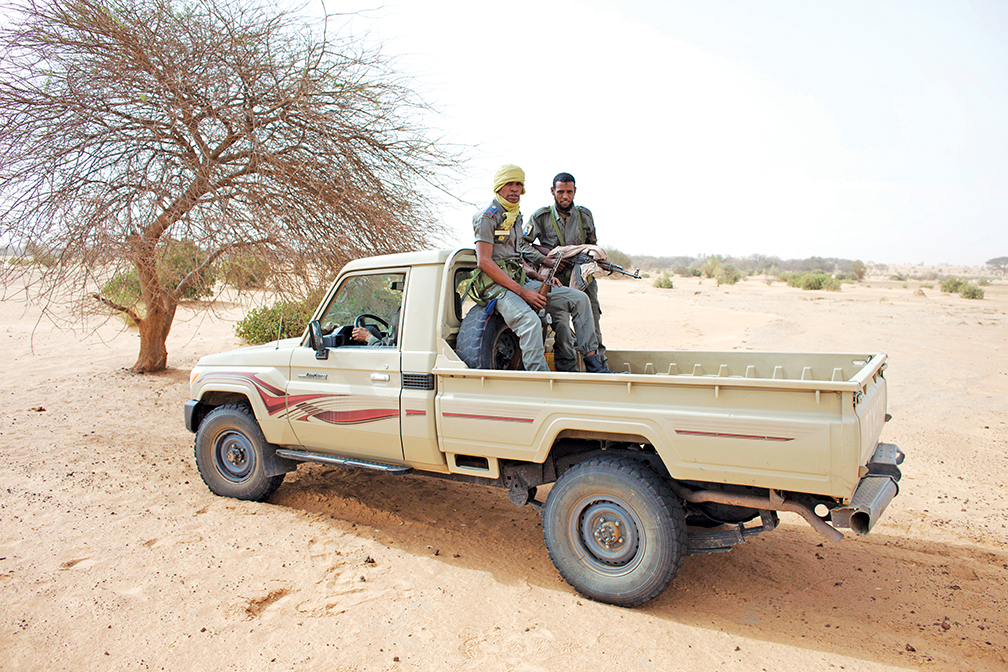 Des membres de la garde nationale de Mauritanie patrouillent dans un désert près de Bassikounou, un village situé à environ 30 kilomètres de la frontière malienne, en 2012.  REUTERS