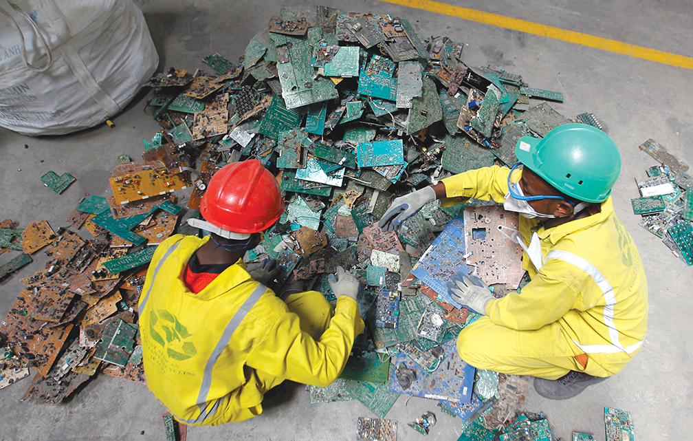 Des ouvriers trient des ordinateurs mis au rebut, dans des installations de l’entreprise East African Compliant Recycling, près de Nairobi, au Kenya.