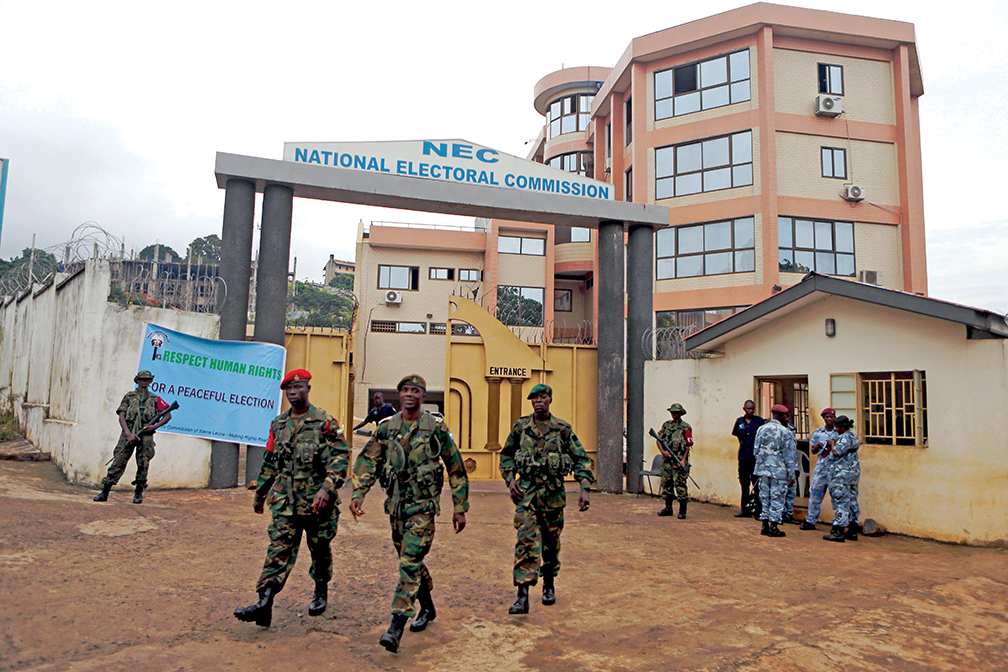 Des soldats sécurisent la zone entourant le siège de la Commission électorale nationale à Freetown, en Sierra Leone, en novembre 2012. [THE ASSOCIATED PRESS]