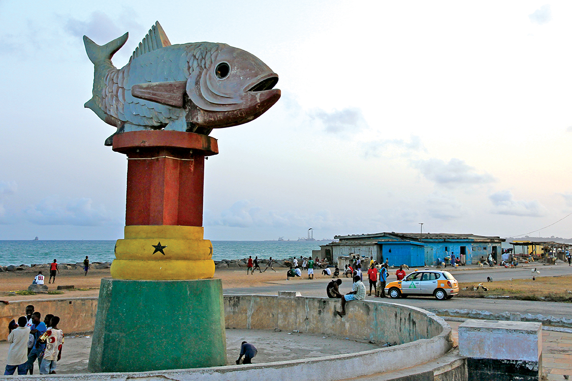 Une sculpture d’un poisson à Sekondi, au Ghana, symbolise l’importance des activités commerciales tributaires de la mer pour cette ville côtière.