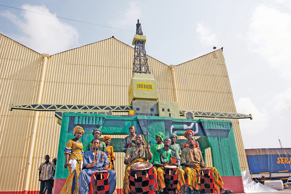 Des danseurs en action en face d’un modèle de plateforme de forage pétrolier à Takoradi, au Ghana, lors d’un événement marquant le démarrage de la production de pétrole en 2010.  [REUTERS]