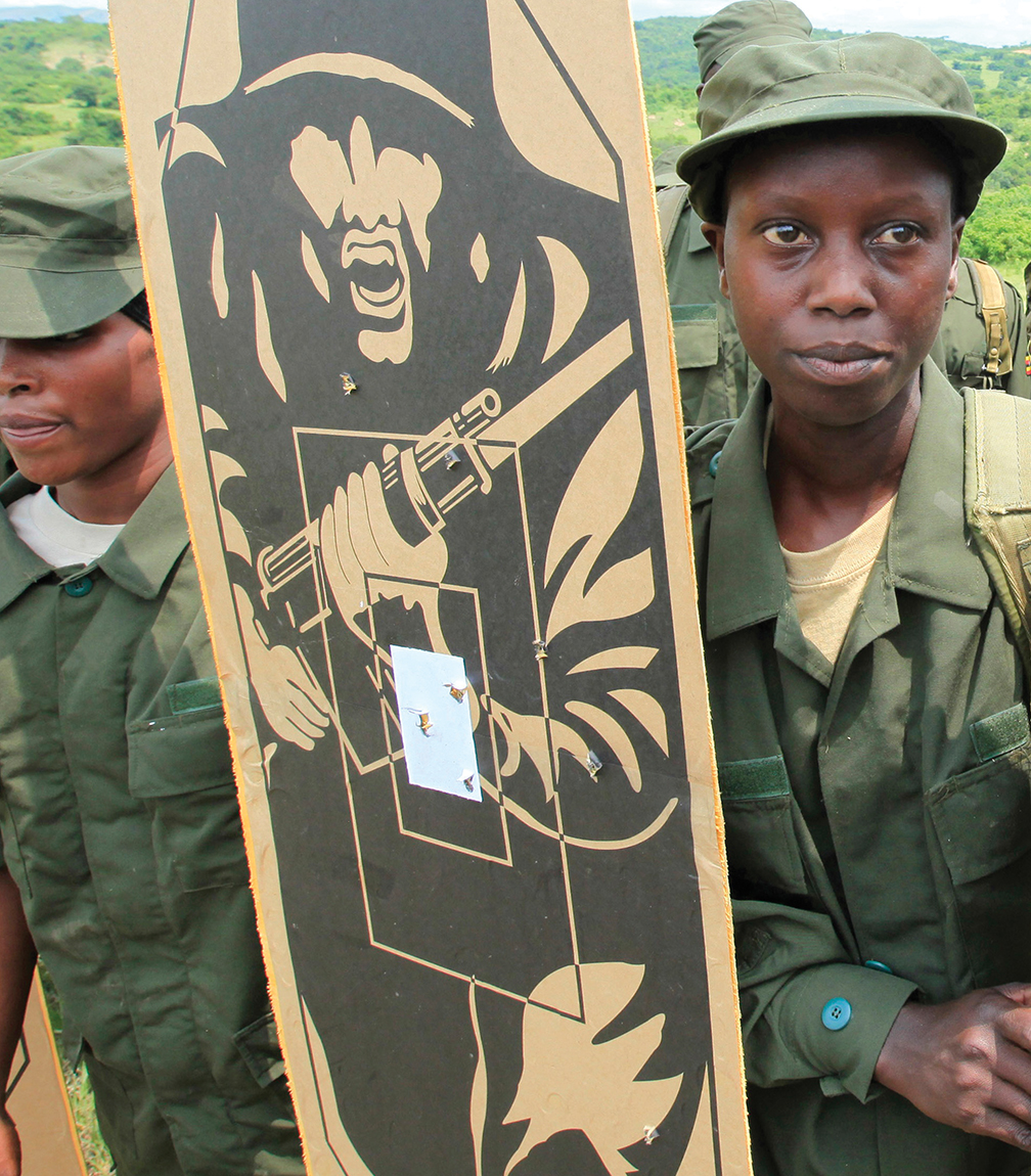 Des femmes soldats du gouvernement somalien, revêtant l’uniforme des Forces de défense populaires de l’Ouganda et formées par l’équipe de la mission de formation de l’Union européenne, exhibent leurs cibles de tir lors de la cérémonie de sortie de leur promotion en Ouganda le 10 mai 2012.