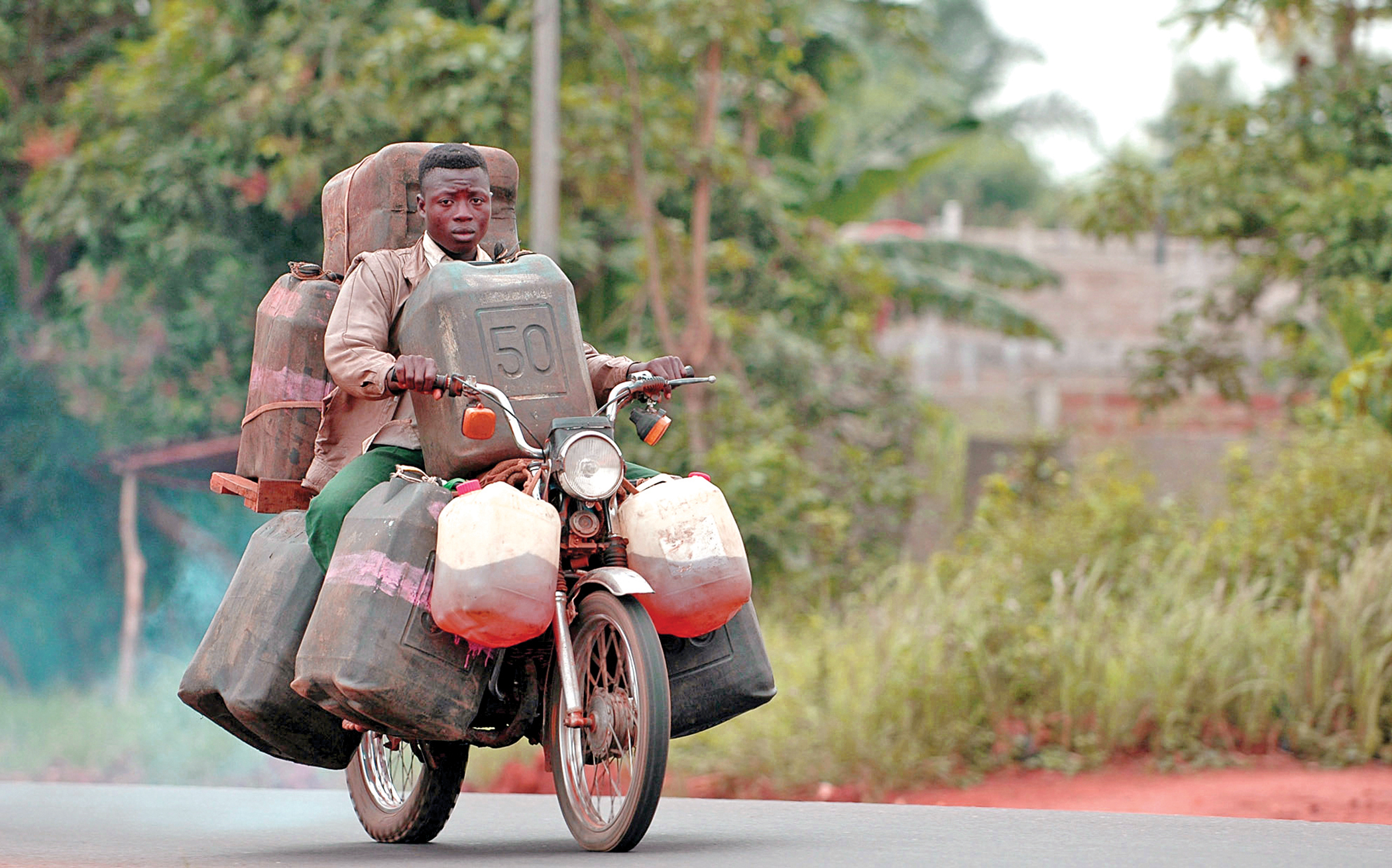 Мужчина в люльке. Мотоцикл с люлькой прикольный. Мотоцикл Африка. Человек на мопеде. Индусы на мопеде.