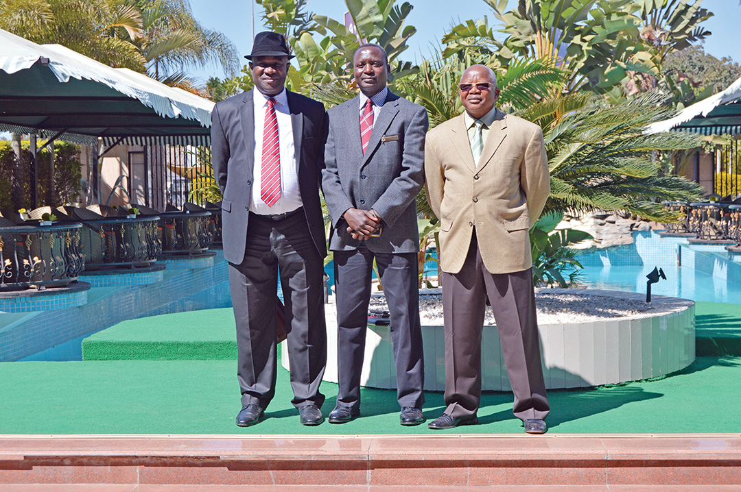 La Conférence africaine des Commandants a adopté un système de troïka, dont les trois membres se réunissent chaque année pour établir l’ordre du jour de la réunion de la conférence annuelle. La troïka 2015 comprend, à partir de la gauche, le général de division aérienne John Chris Ifemeje, du Nigeria, le général de brigade Dennis Alibuzwi, de la Zambie, et le général de brigade Shadrack Moloi, du Botswana. CONFÉRENCE AFRICAINE DES COMMANDANTS