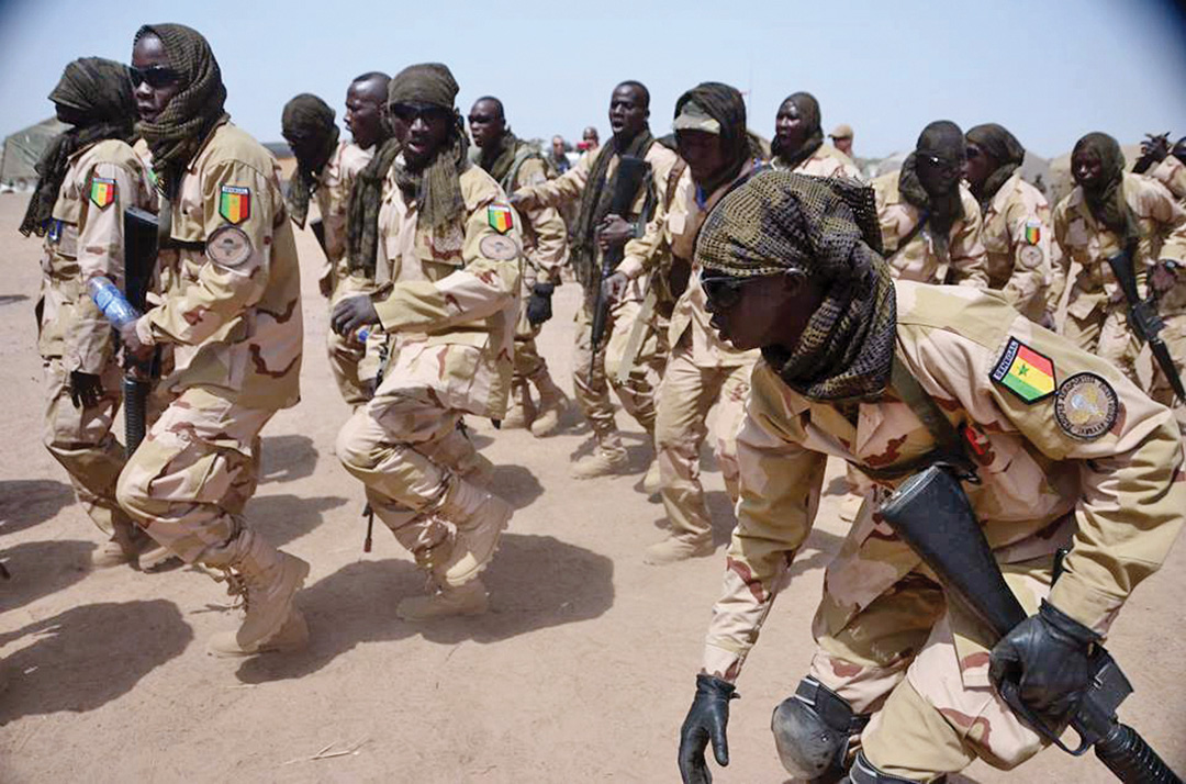 Des soldats sénégalais défilent en chantant à N’Djamena, au Tchad, au cours de Flintlock 2015. SERGENT TIMOTHY CLEGG/ ARMÉE AMÉRICAINE