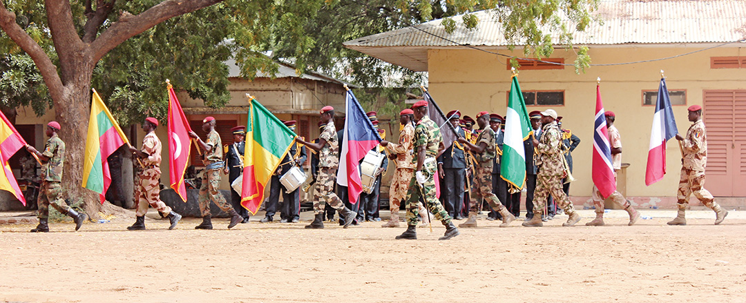 Des soldats portant les drapeaux des pays participants défilent lors des cérémonies de clôture de Flintlock 2015, au Tchad. PERSONNEL D’ADF