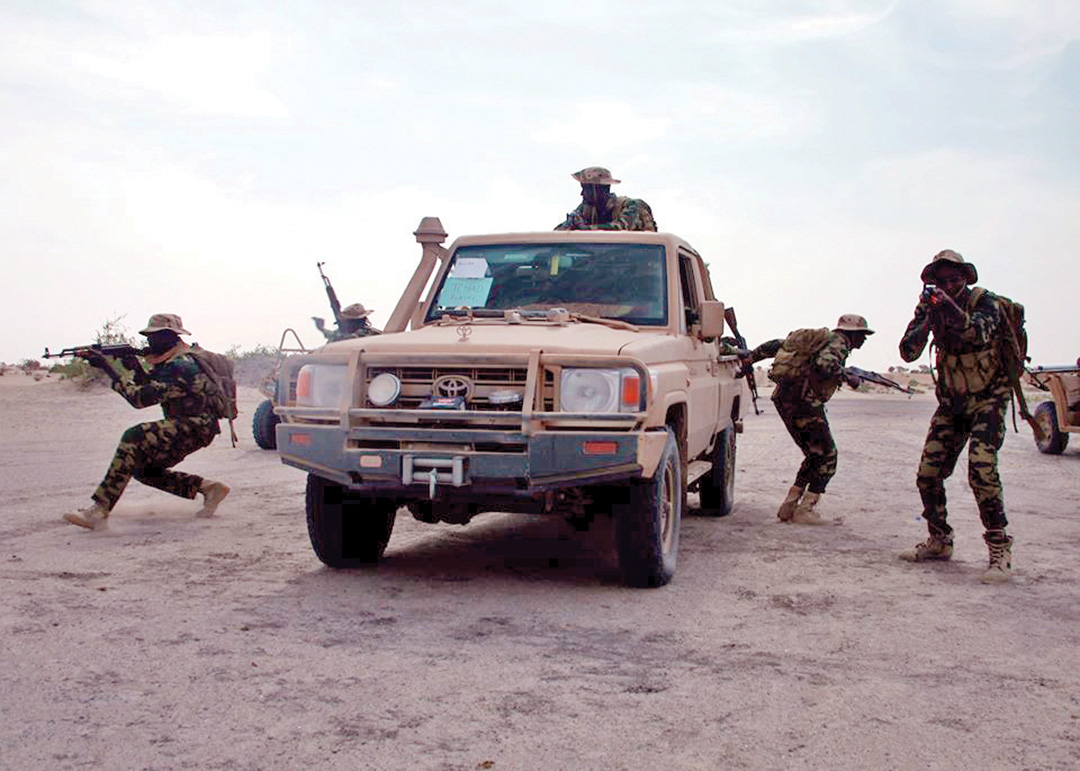 Un peloton tchadien pratique le débarquement de véhicule à Moussoro, au Tchad. SERGENT-CHEF AMBER MARTIN/ARMÉE AMÉRICAINE