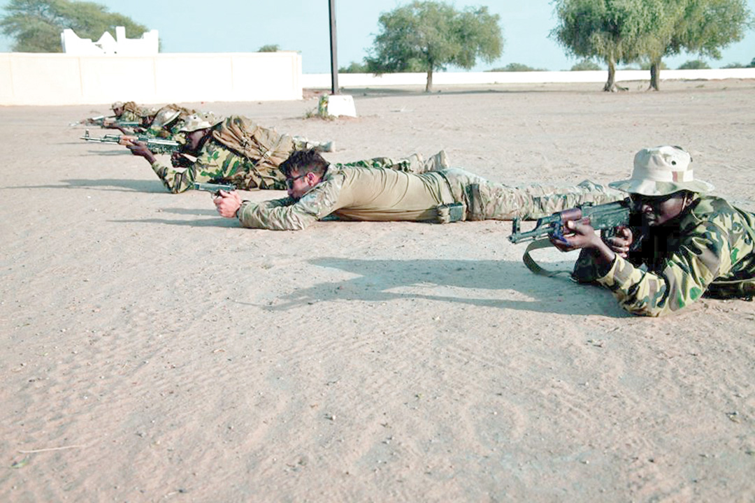 Au centre, un soldat de l’Armée américaine du 10e Groupe des Forces Spéciales (aéroportées) fait une démonstration des positions d’assaut aux soldats tchadiens à Moussoro. ARMÉE AMÉRICAINE